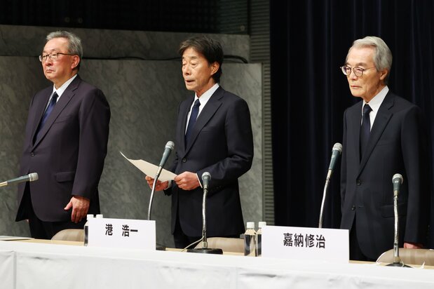 記者会見するフジテレビの(右から)嘉納修治会長、港浩一社長、遠藤龍之介副会長。この日の会見は参加するメディアや質問を制限せずに実施し、翌日未明まで10時間超に及ぶ異例の長さとなった=2025年1月27日、東京都港区(時事)