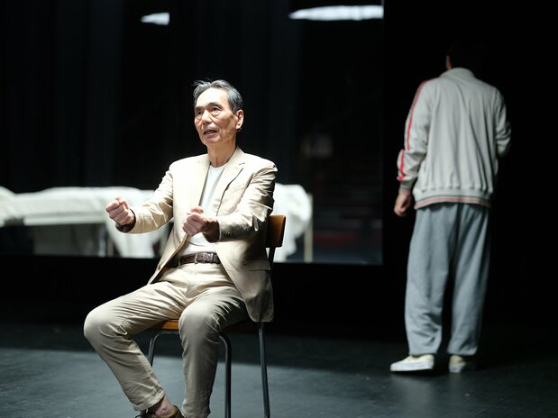 Mari dirige una obra teatral experimental que aborda la desinstitucionalización de la atención psiquiátrica.