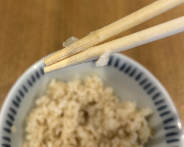 Laisser des grains de riz sur les baguettes est un manque de tact, mais les enlever avec les lèvres est impoli (neburi-bashi). Il vaut mieux en ce cas reprendre du riz et manger une nouvelle bouchée. (Nippon.com)