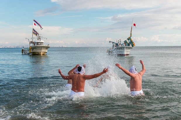 Plunging into the icy sea south of Hokkaidō. (© Haga Library)