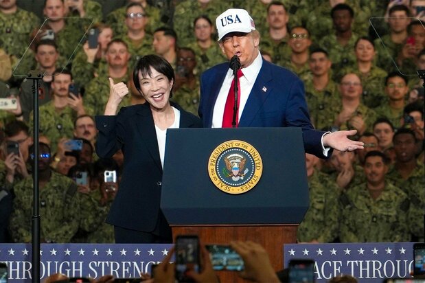 米海軍横須賀基地の原子力空母「ジョージ・ワシントン」でドナルド・トランプ米大統領と並ぶ高市早苗首相(左)=2025年10月28日、神奈川県横須賀市(時事)