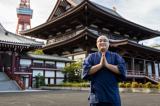 Matsunaga Hakuchō shares Zōjōji’s history with visitors.