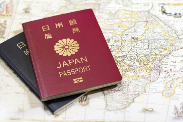 L’emblème du chrysanthème sur les passeports a également 16 pétales.