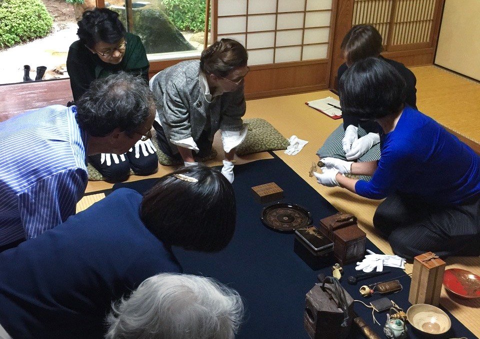 出雲市の手錢記念館にて。ツアー参加者が実際に美術工芸品を手に触れながら、作品の由来などを聞けるセッションを設けた。（著者リチャード氏提供）