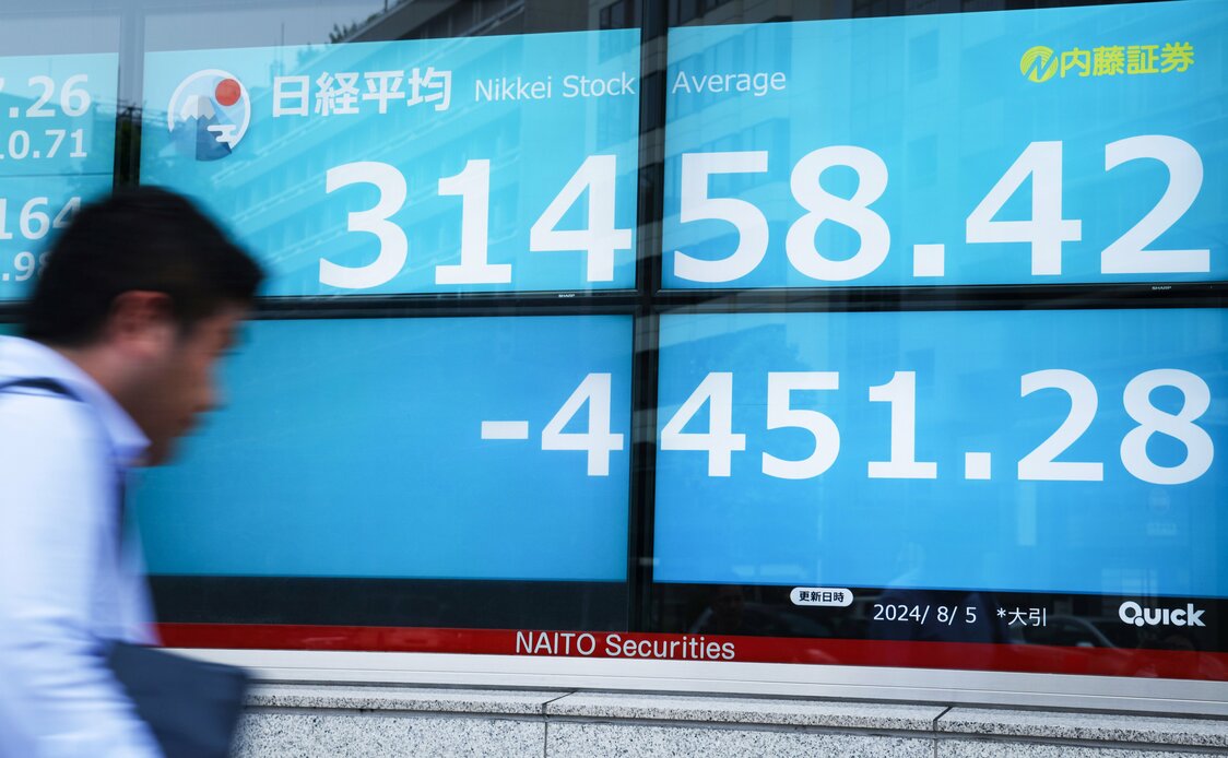 史上最大の下げ幅となる4451円28銭安で終了した日経平均株価の終値を示すモニター＝8月5日午後、東京都中央区（時事）