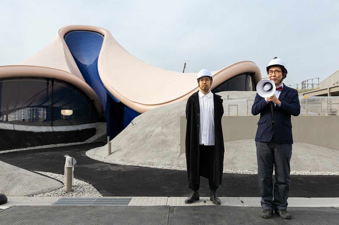 設計コンセプトを紹介する福島さん（右）と建築家の橋本さん（左）