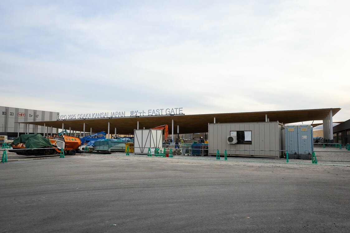 駅からの来場者を迎える「東ゲート」も準備万端だ