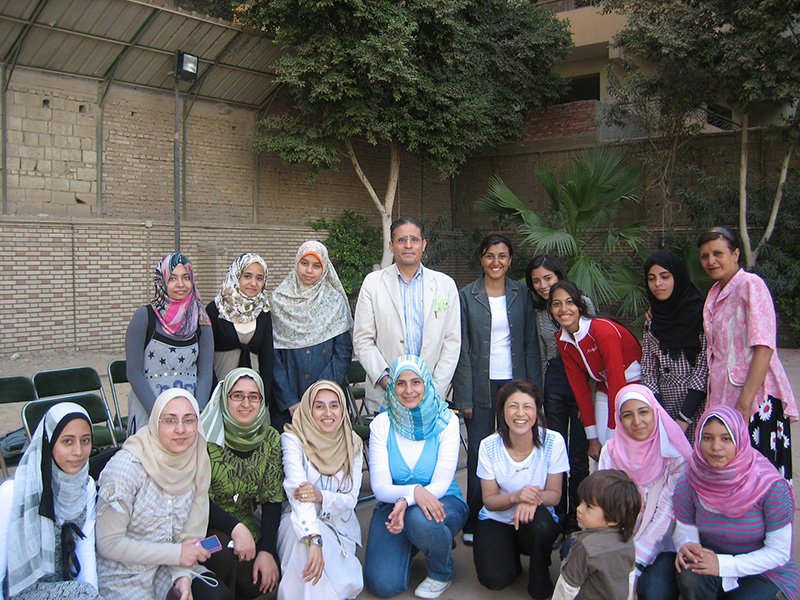 الأستاذ كرم و طلبة قسم اللغة و الثقافة اليابانية بجامعة القاهرة.