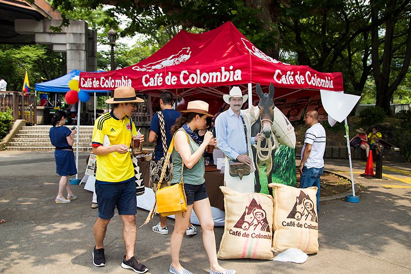 「コロンビア独立記念祭」では、コロンビア産コーヒーが無料で振る舞われた