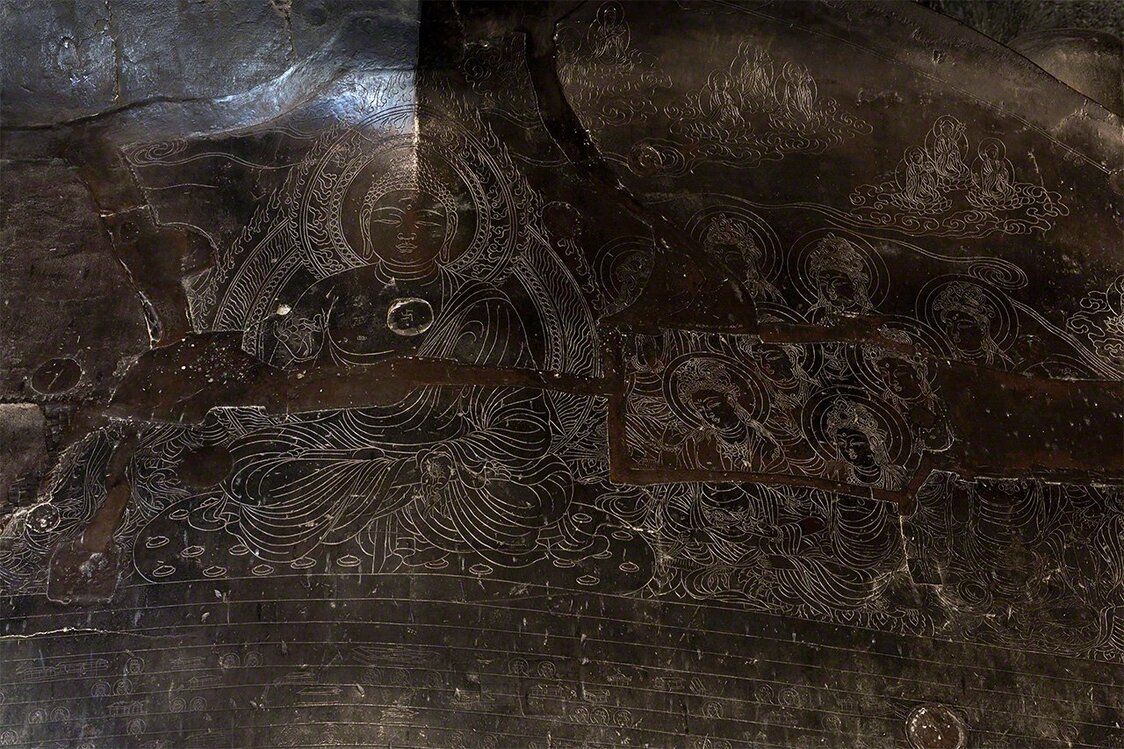 现存莲花瓣上以细线雕刻图案，描绘了众菩萨倾听卢舍那佛的化身释迦如来说法的场景。莲花座处于高位，参拜者看不见，所以复制品按地面高度展示