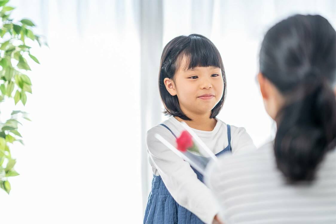 母の日に赤いカーネーションをプレゼント（PIXTA）