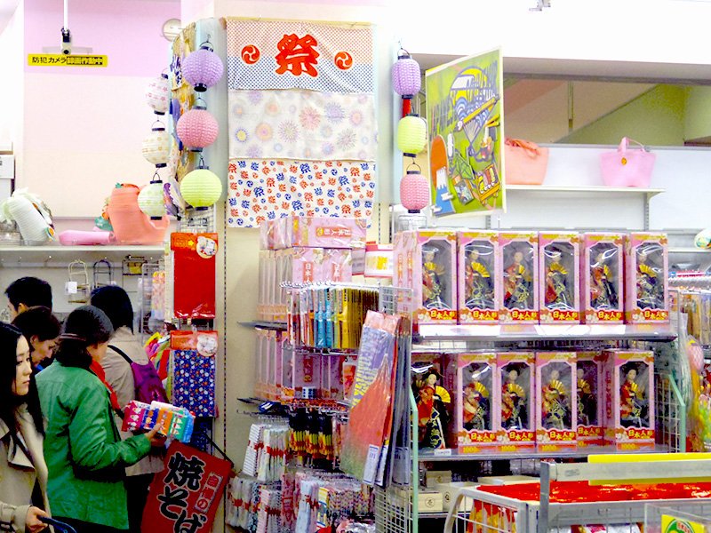 Los visitantes extranjeros compran recuerdos también en las tiendas de 100 yenes.