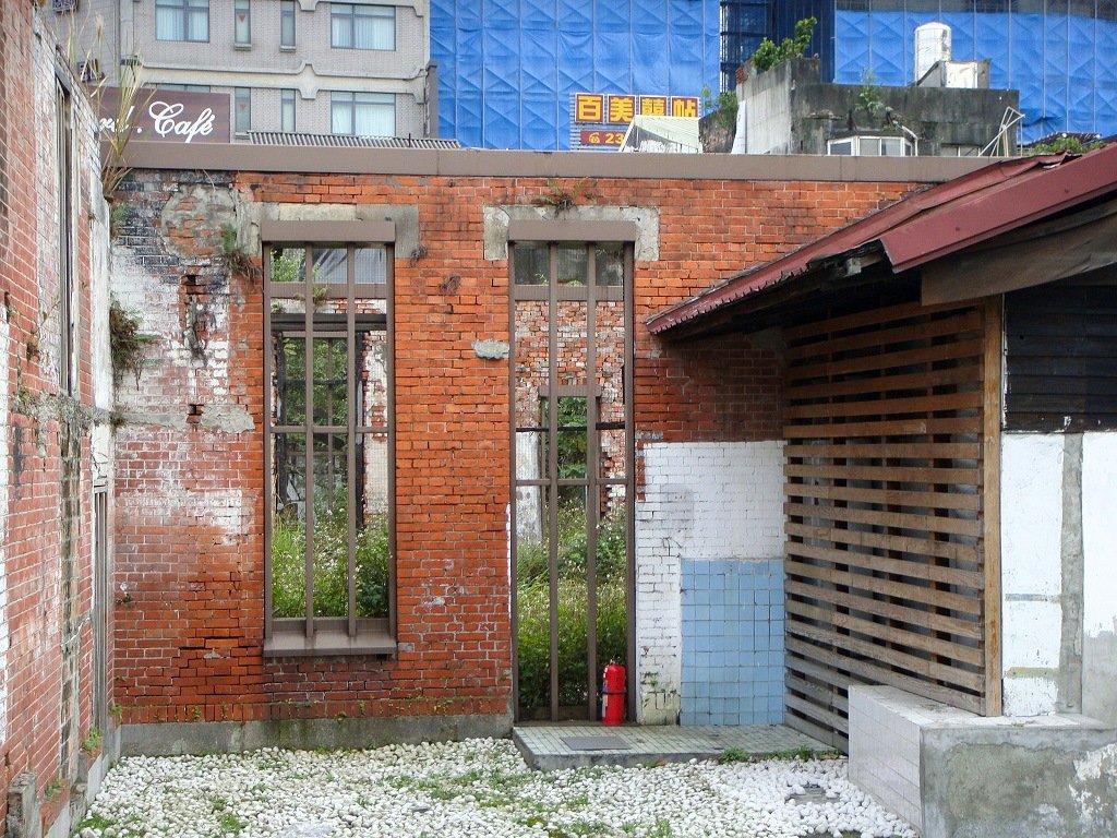 台北旧西本願寺・裏庭が見える（2010年撮影）