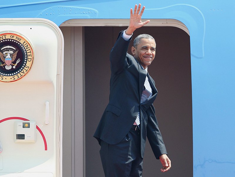 El presidente de los Estados Unidos Barack Obama embarca en el Air Force One el día de su salida desde el aeropuerto de Haneda tras su visita oficial a Japón. (© Jiji Press)