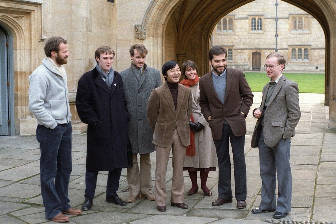 英国のオックスフォード大学構内を散策し、学友らと談笑する天皇陛下（中央、浩宮殿下時代）＝1983年11月（時事）