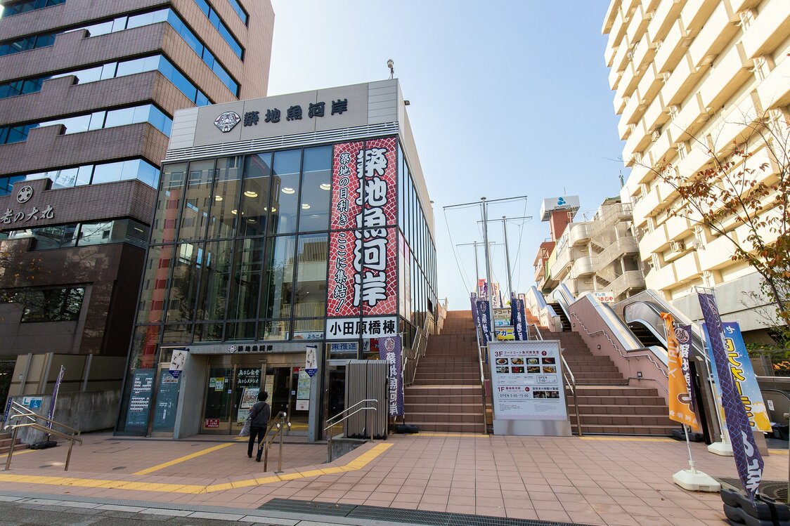 The Odawarabashi Building on Harumi venue. The stairs on the right will take you directly to the Uogashi Shokudō food court on the third floor.