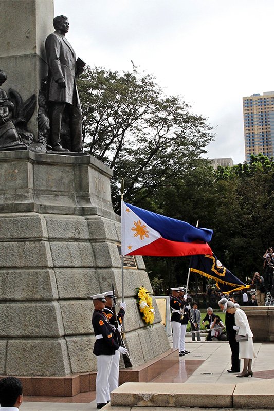 El Emperador Akihito y la Emperatriz Michiko hacen una ofrenda floral en el Monumento Rizal en Manila el 27 de enero de 2016. (© Jiji)