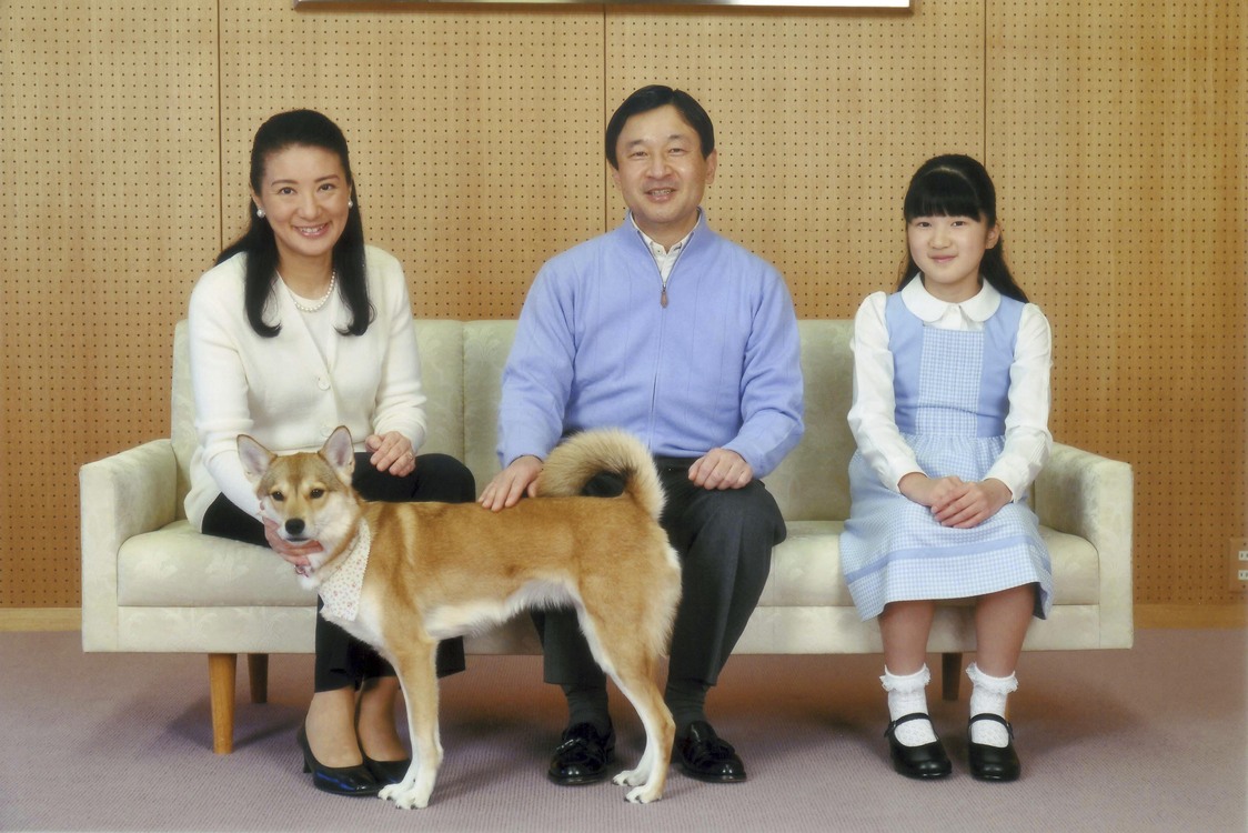 Photo commémorative pour les 52 ans du futur empereur Naruhito, en février 2012. (Reuters)