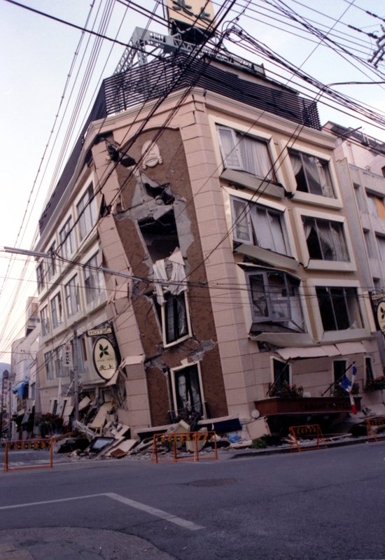 1995年の阪神淡路大震災では、死者6434名のうち8割弱が家屋の倒壊や家具などの転倒により即死状態とされている。この震災を契機に耐震基準など、日本の防災体制は大きく見直された。（写真＝Studio Right/PIXTA）