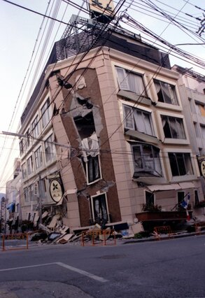 Le Grand tremblement de terre de Hanshin Awaji, qui a frappé la région de Kobe en 1995, a fait 6 434 victimes, dont près de 80 % tuées instantanément par des effondrements de bâtiment ou des chutes de meuble. Après ce désastre, le Japon renforça considérablement les mesures de prévention des catastrophes, notamment les normes de résistance aux séismes en vigueur dans le bâtiment et les travaux publics (photo Studio right/PIXTA).