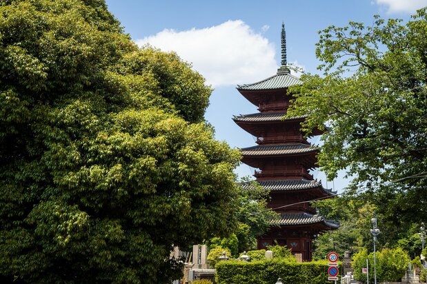 秀忠の乳母・岡部局(おかべのつぼね)の発願によって建立された五重塔