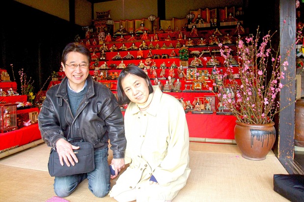 ひな祭りのイベントに参加した三橋夫妻、妻の芳枝さんは病院から許可を得て久しぶりに外出した=2011年3月3日(三橋良博さん提供)