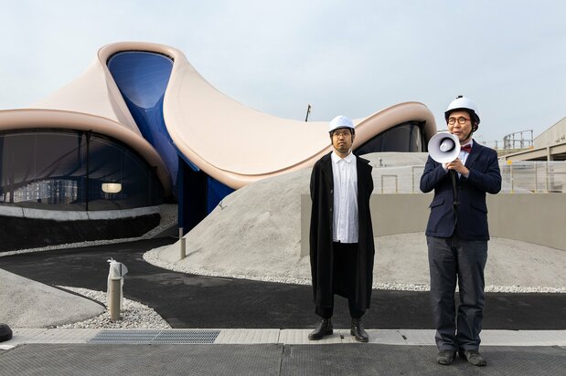 設計コンセプトを紹介する福島さん(右)と建築家の橋本さん(左)