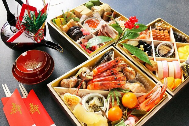 Cajita de varios pisos con especialidades propias de la cocina típica de Año Nuevo. (PIXTA)
