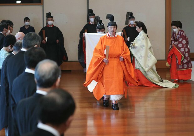 秋筱宫在“立皇嗣宣明之仪”中从德仁天皇面前走过,2020年11月8日,皇居“松之间”宫殿(时事社)