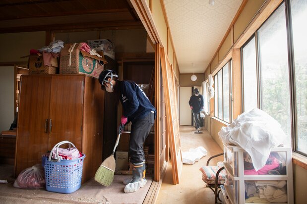 「ほうきを使うのは久しぶり」と戸惑いながらも、一生懸命きれいにしていた