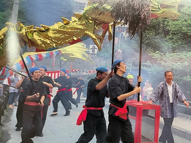 当時の台湾人留学生と箱根の地元の人が金龍氏の来日を歓迎して、「金龍」の舞を披露した(福寿院提供)