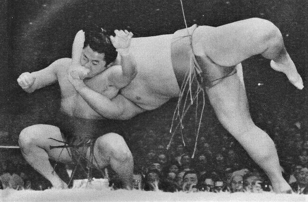 1992年初場所の舞の海・貴闘力戦。土俵際、逆転を狙って居反りに出る舞の海(左)「大相撲ジャーナル」提供