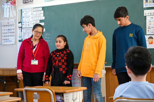 Tres hermanos de Pakistán se presentan. En diciembre de 2025, había 23 niños asistiendo a clase en el centro. (© Kumazaki Takashi)