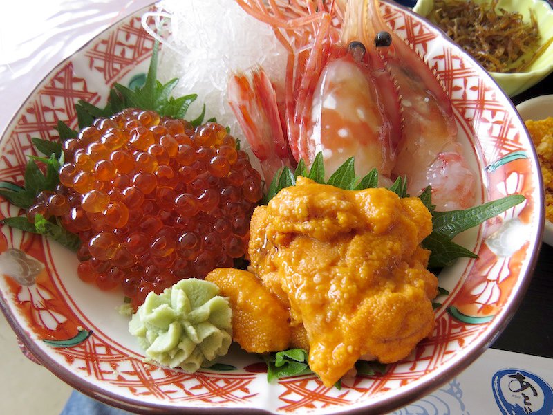 あとい食堂の三色丼。ウニとイクラとボタンエビ