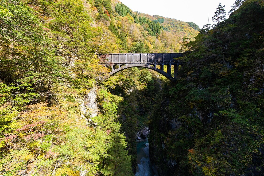 Vista de un acueducto que lleva agua hasta la planta de generación eléctrica de Shin-Yanagawara desde el puente de Atobiki.