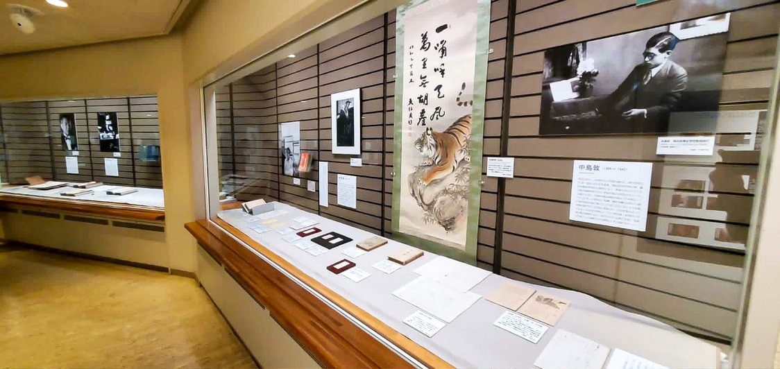 Sección de la exposición dedicada a autores como Nakajima Atsushi y Dazai Osamu.