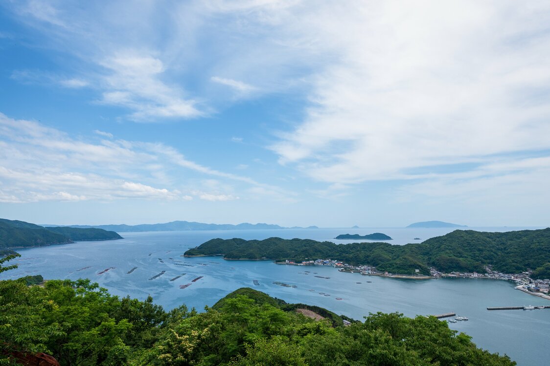 The view from the 110-meter-tall Uwa Sea Observation Tower in Ainan, Ehime Prefecture. (© Pixta)