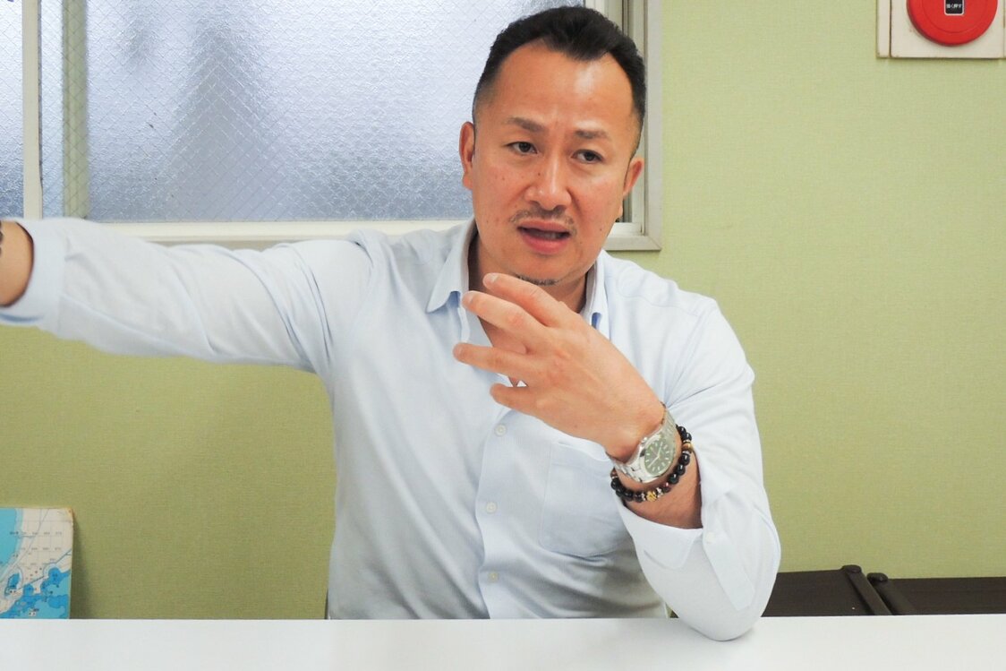 正在热情洋溢地讲述干货制作的五十岚崇光总经理（图片：笔者）