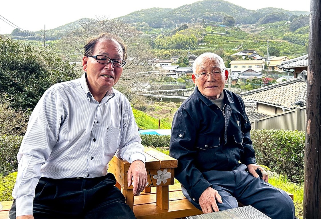 「千々石ミゲルの墓石」発見当時を振り返る大石一久（左）と井手則光　　写真＝天野久樹