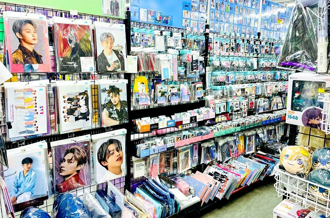 K-BOOKS“K-POP馆”里摆满了韩流偶像周边。一到周末，开店后就会涌入大量客人把通路挤得水泄不通（获得许可后在开店前拍摄）