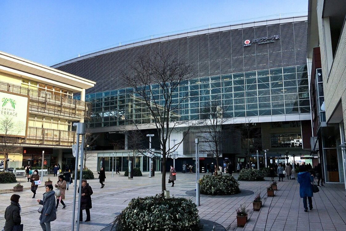 以放射狀鐵路網為基礎的都市擴張，允許都會區的日本人長期維持著沒有私人動力車輛的生活方式。（筆者攝影）