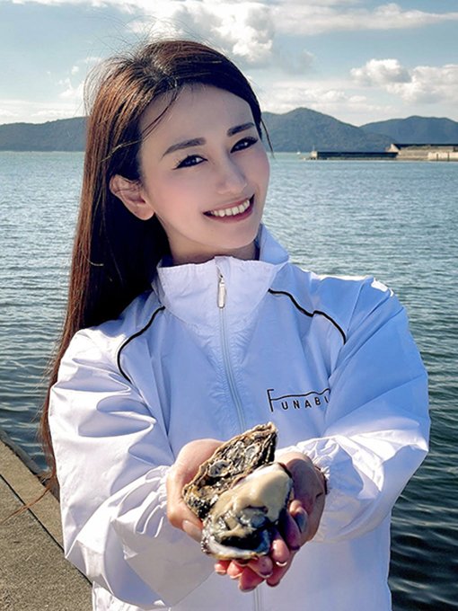 サムライオイスターと船曳晶子部長　写真：船曳商店提供