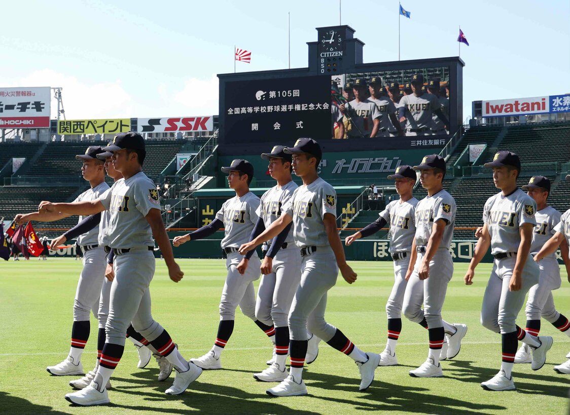 Répétition de la cérémonie d’ouverture du championnat national d’été de baseball lycéen au stade Kôshien, où la chaleur extrême est devenue une préoccupation grandissante. (Jiji)