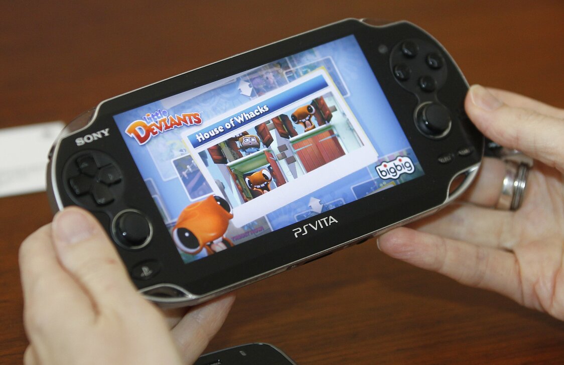 PS Vita 2011 года получила новые сетевые функции, такие как подключение по 3G. Снимок сделан 7 июня 2011 года в США (© Reuters)
