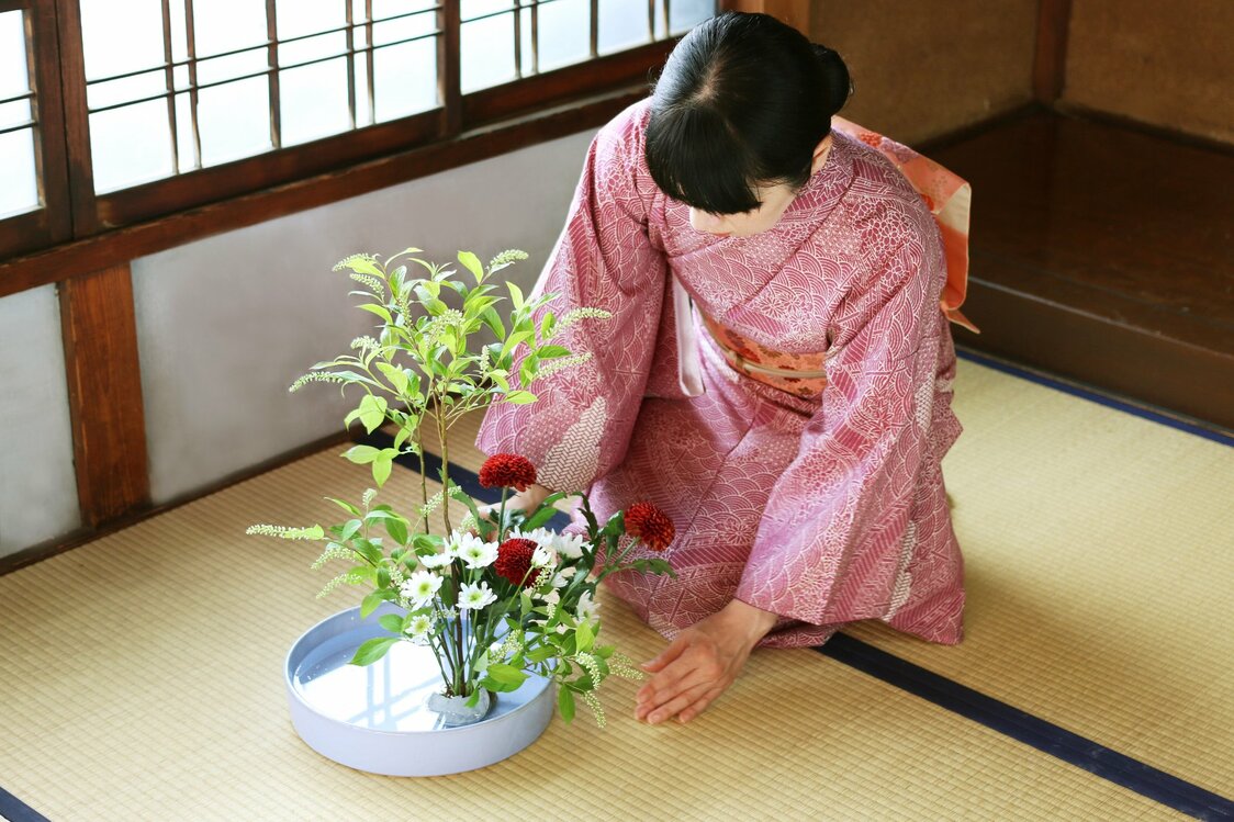 將花插在劍山上完成作品（PIXTA）