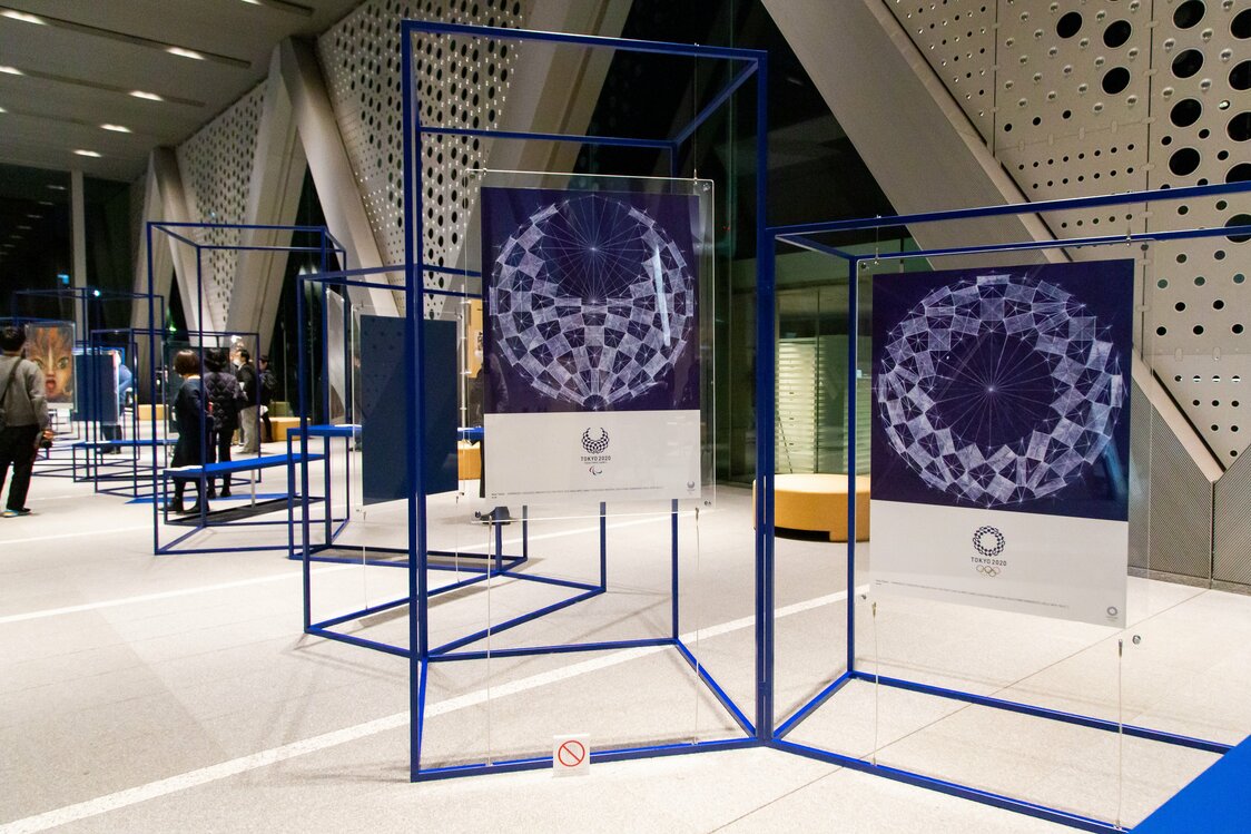 Affiches de Tokoro Asao, qui a créé les emblèmes des Jeux Olympiques et Paralympiques.