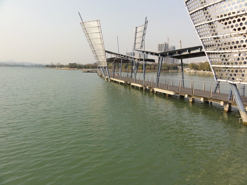無錫市街に接する太湖の内湖のひとつ、蠡（れい）湖は生態回復事業が行われ、公園として整備されている。2008年11月に訪問した際には悪臭が気になったが、今回はまったく気にならなかった（2011年12月22日　窪田撮影）
