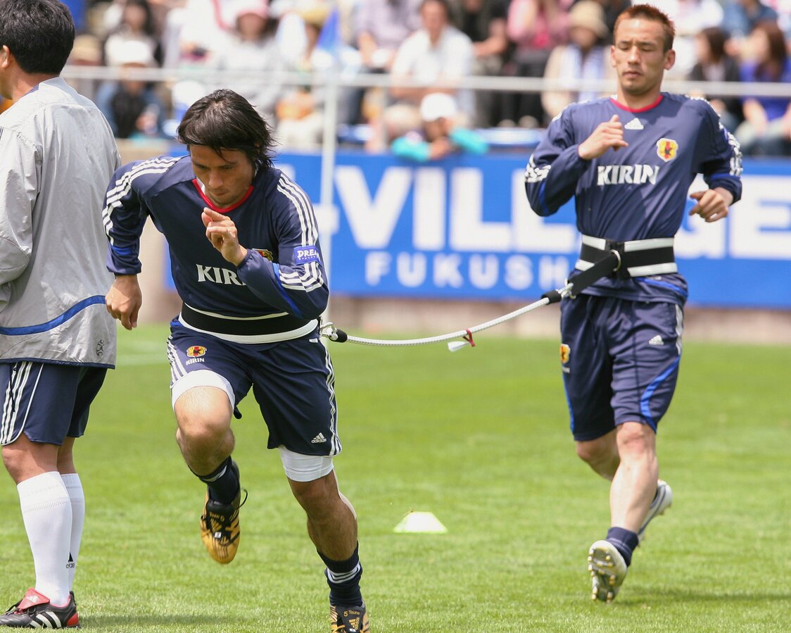 Entraînement de l’équipe nationale japonaise au J-Village avant le match de la Coupe du monde 2006 en Allemagne ; le capitaine Miyamoto Tsuneyasu (à gauche) et Nakata Hidetoshi (mai 2006, Jiji).