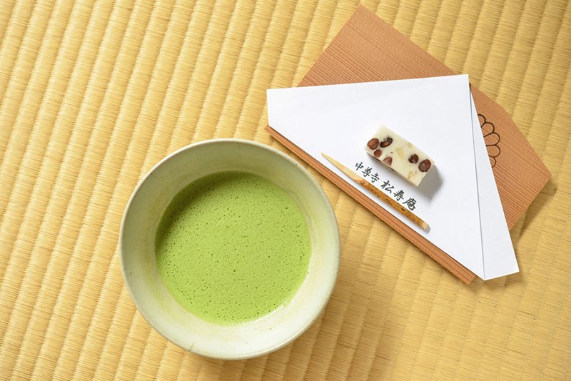 El visitante se puede tomar un respiro mientras se toma un cuenco de té verde y un dulce japonés.