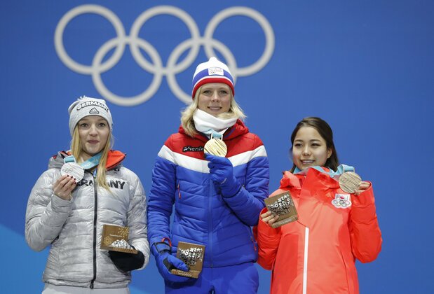 Takanashi Sara (derecha) ganó una medalla de bronce en los Juegos Olímpicos de Pieonchang 2018. (Reuters)